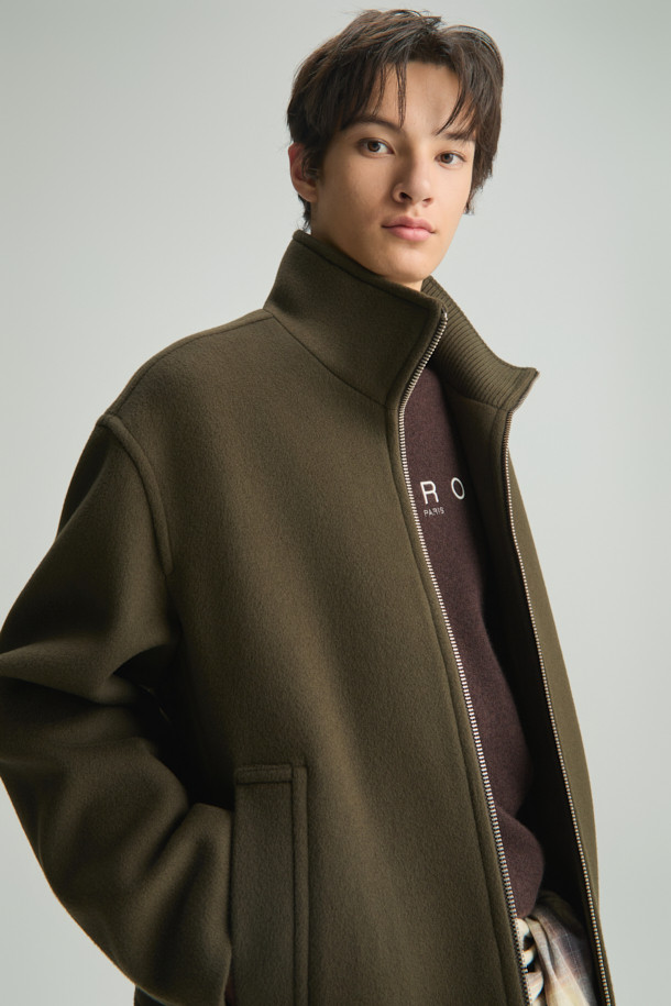 Loft(로프트) 캐시미어 블렌드 집업 하이넥 숏코트는 미니멀한 스타일의 여성용 숏코트입니다. 카키 컬러의 무지 디자인으로, 가을과 겨울에 따뜻하게 입을 수 있습니다. 모, 캐시미어, 나일론, 폴리에스터, 폴리우레탄 혼방 소재로 제작되었으며, 하이넥 디자인과 메탈 지퍼, 넥 시보리 배색, 하단 스트링 조절 기능이 특징입니다. 오버핏으로 편안하게 착용 가능하며, 출근룩으로 활용하기 좋습니다. 긴 소매 기장의 집업 방식의 코트입니다.
