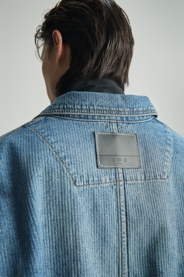 **Asphalre(아스팔레) 데님 집업 블루종**은 캐주얼, 미니멀, 시티보이 스타일을 아우르는 남녀 모두에게 적합한 아우터입니다. 가을, 겨울 시즌에 어울리는 오버핏으로, 밑단 스트랩과 액션플리츠 디테일이 돋보이는 디자인입니다. 워싱 처리된 데님 소재와 면 혼방으로 제작되어 편안한 착용감을 선사하며, 여행룩, 캠핑룩 등 다양한 TPO에 활용 가능합니다. 크롭 기장과 긴 소매, 집업 여밈 방식으로 트렌디함을 더했습니다. 무지 패턴의 블루 컬러로 어떤 스타일에도 쉽게 매치할 수 있습니다.
