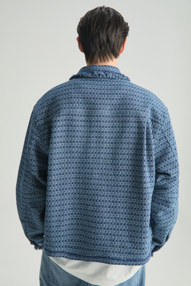 **Bascule(바스큘) 트위드 데님 재킷**은 여성스러운 매력을 더해줄 아이템입니다. 캐주얼한 무드의 세미 오버핏으로, 봄, 가을 간절기에 활용하기 좋습니다. 트위드 패턴과 카라 디자인, 끝단 테잎 디테일이 돋보이며, 블루 컬러의 집업 방식으로 편안하게 착용할 수 있습니다. 면, 폴리에스터, 레이온 혼방 소재로 제작되어 부드러운 촉감을 선사하며, 데이트룩, 모임룩 등 다양한 TPO에 맞춰 클래식, 미니멀 스타일을 연출하기 좋습니다.
