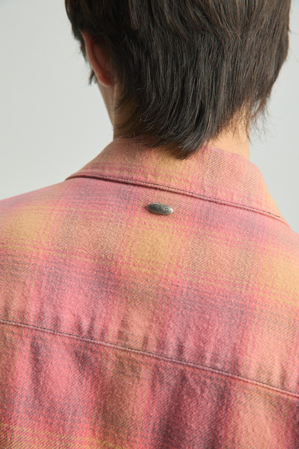 Ecaille(에까이) 페이딩 체크 셔츠는 가을, 겨울 시즌 캐주얼 스타일을 위한 남성 의류입니다. 브라운과 블랙 컬러의 옴브레 체크 패턴이 특징이며, 일본 WATANABEYA(와타나베야)사 소재를 사용하여 두께감 있는 면 소재로 제작되었습니다. 오버핏 디자인에 긴소매 기장으로 편안한 착용감을 제공하며, 하단 다잉 디테일과 상단 페이딩 디테일이 빈티지한 무드를 더합니다. 스냅 버튼 여밈 방식과 사이드 포켓 디테일로 실용성을 높여 캠핑룩, 캐주얼, 클래식, 미니멀 스타일 모두 소화 가능합니다.
