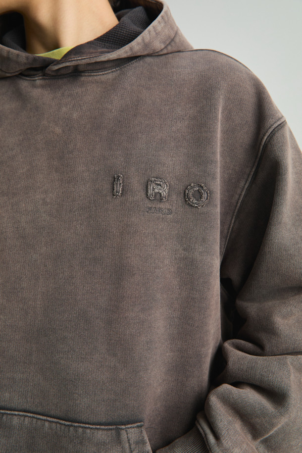 Nuage(누아쥬) 로고 아플리케 다잉 후디는 가먼트 다잉 기법을 사용하여 제작되어 자연스러운 색감과 부드러운 촉감을 선사합니다. 캥거루 포켓과 로고 아플리케 디테일이 돋보이며, 블랙과 그레이 두 가지 색상으로 만나볼 수 있습니다. 캐주얼, 미니멀, 스트리트 스타일을 즐기는 분들께 추천하는 오버핏 후디로, 가을, 겨울철 일상에서 편안하게 착용하기 좋습니다. 집콕룩, 산책룩 등 다양한 TPO에 활용하여 개성 있는 스타일을 연출해보세요.
