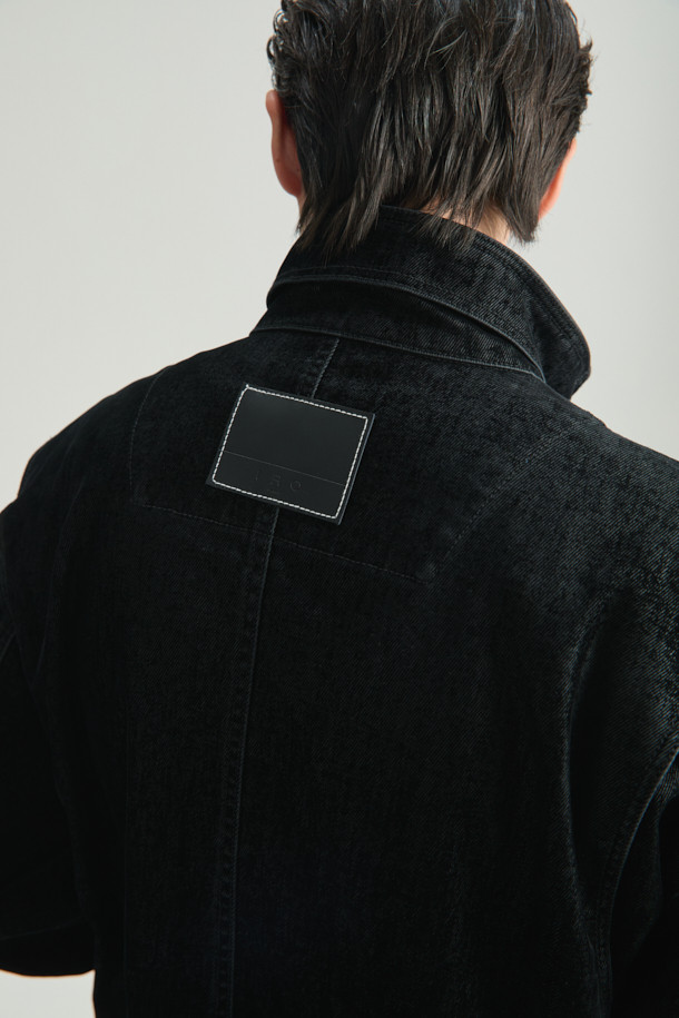 Nuit(뉘) 벨벳 페이드 하이넥 점퍼는 가을, 겨울 시즌에 어울리는 캐주얼 스타일의 여성 점퍼입니다. 부드러운 면과 벨벳 소재를 사용하여 편안한 착용감을 선사하며, 오버핏 디자인으로 트렌디한 핏을 연출합니다. 하이넥 디자인과 페이드 디테일, 은은한 광택감이 돋보이며, 집업 스타일로 간편하게 착용할 수 있습니다. 무지 블랙 컬러로 어떤 옷에도 매치하기 용이하며, 집콕룩이나 산책룩으로 활용하기 좋습니다. 액션 플리츠 디테일이 활동성을 더해주어 편안함과 스타일을 모두 잡았습니다.
