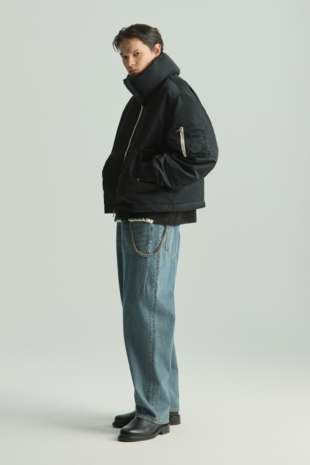 Avius (아비우스) 넥 워머 MA-1 항공 점퍼는 미니멀한 스타일을 추구하는 분들을 위한 겨울철 필수 아이템입니다. 블랙 컬러의 무지 디자인으로 어떤 옷에도 쉽게 매치할 수 있으며, 출근룩이나 여행룩에 모두 잘 어울립니다. 두꺼운 두께감과 프리마로프트 및 거위털 충전재를 사용하여 보온성을 극대화했으며, 넥 워머가 포함되어 있어 더욱 따뜻하게 착용할 수 있습니다. 안감은 폴리에스터 소재로 제작되었으며, 오버핏으로 편안한 착용감을 제공합니다. 집업 방식의 긴소매 크롭 기장 항공 점퍼입니다.
