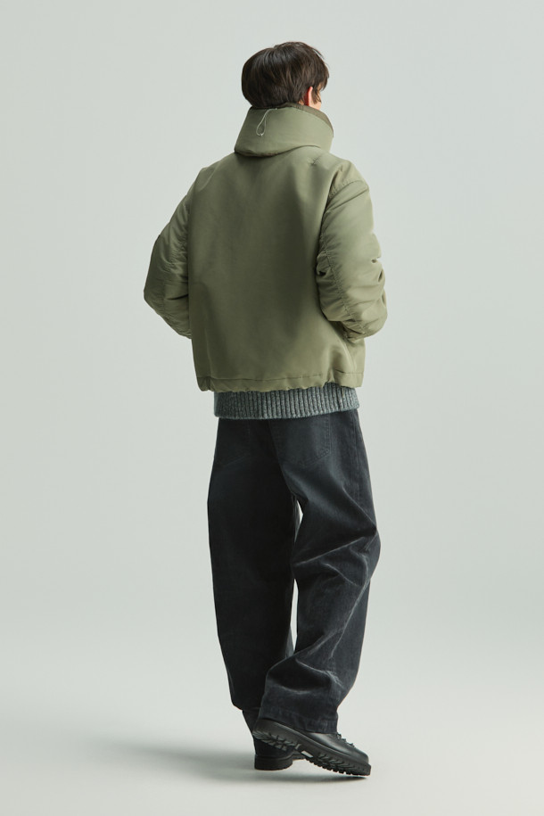 Avius(아비우스) 올메텍스 넥 워머 MA-1 항공 점퍼는 가을과 겨울, 미니멀하고 스트릿 스타일을 즐기는 남녀 모두에게 적합한 아우터입니다. 카키와 올리브 두 가지 색상으로 제공되며, 넥 워머가 포함되어 있어 보온성을 높였습니다. 넉넉한 오버핏에 집업 스타일로 편안하게 착용 가능하며, MA-1 항공 점퍼 특유의 디자인을 보여줍니다. 나일론과 폴리에스테르 혼방 소재에 두꺼운 두께감, 프리마로프트와 거위털 충전재를 사용하여 뛰어난 보온성을 제공합니다. 안감은 폴리에스테르로 마감되었습니다.
