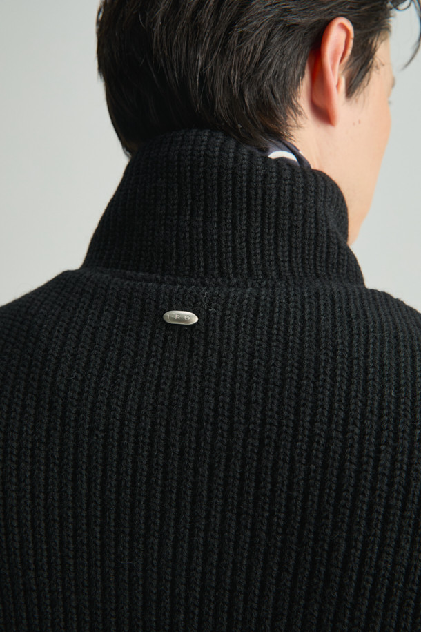 Mousse (무스) 니트 하이넥 점퍼는 겨울철 따뜻함과 스타일을 동시에 잡을 수 있는 베이직한 디자인의 여성 점퍼입니다. 부드러운 모 소재로 제작되어 뛰어난 촉감을 자랑하며, 두꺼운 두께감으로 추운 날씨에도 포근하게 착용 가능합니다. 하이넥 디자인과 긴 소매는 보온성을 높여주며, 오버핏으로 편안한 착용감을 선사합니다. 무지 패턴의 블랙 컬러로 출시되어 다양한 의상과 쉽게 매치할 수 있으며, 출근룩, 모임룩 등 TPO에 구애받지 않고 클래식, 미니멀, 캐주얼 스타일을 연출할 수 있습니다. 안감은 폴리에스터와 레이온 혼방으로 제작되었습니다.
