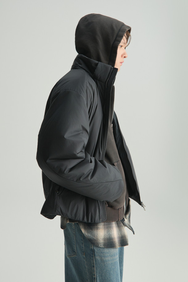 가벼운(레제르) 경량 글로시 신슐레이트 후드 점퍼는 가을, 겨울 시즌 일상과 출근룩에 모두 활용하기 좋은 남녀 공용 점퍼입니다. 얇은 두께감의 7데니어 나일론 소재로 제작되어 부드러운 촉감과 가벼운 착용감을 선사하며, 신슐레이트 충전재와 안감으로 보온성을 높였습니다. 탈부착 가능한 후드 디자인으로 다양한 스타일 연출이 가능하며, 미니멀하고 베이직한 디자인으로 유행을 타지 않고 오래도록 즐겨 입을 수 있습니다. 세미 오버핏으로 편안한 착용감을 제공하며, 집업 스타일로 간편하게 입고 벗을 수 있습니다.