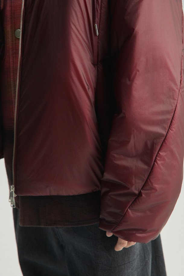 레제르 경량 7D 신슐레이트 후드 점퍼는 가을, 겨울 시즌에 어울리는 남녀 공용 점퍼입니다. 얇은 두께감으로 편안한 착용감을 선사하며, 보온성을 높여주는 신슐레이트 충전재를 사용하여 쾌적하게 입을 수 있습니다. 부드러운 촉감의 7데니어 나일론 소재와 탈부착 가능한 후드 디자인으로 캐주얼하고 베이직한 스타일을 연출합니다. 세미 오버핏으로 제작되어 편안한 활동성을 보장하며, 일상과 여행 등 다양한 상황에 활용 가능합니다. 와인 컬러의 무지 디자인으로 미니멀하고 클래식한 분위기를 더합니다.