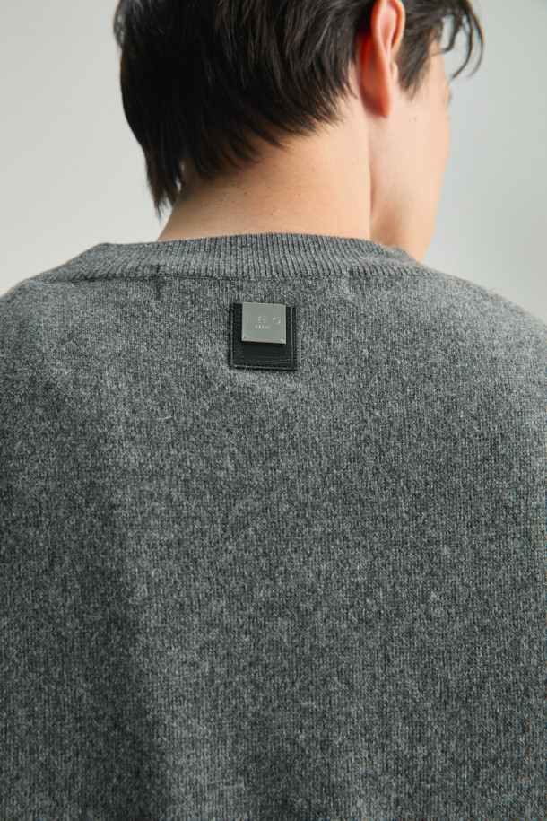 에센셜 캐시미어 블렌드 로고 자수 니트 풀오버는 부드러운 촉감의 울캐시미어 원사를 사용하여 제작되었습니다. IRO(이로) 시그니처 로고 자수가 돋보이는 베이직 스타일의 니트 스웨터입니다. 세미 오버핏으로 편안하게 착용 가능하며, 가을과 겨울에 따뜻함을 더해줍니다. 뒷면 넥 라인에는 새로운 시그니처 부자재가 사용되어 디자인의 완성도를 높였습니다. 클래식, 미니멀, 캐주얼 등 다양한 스타일 연출에 활용하기 좋습니다.
