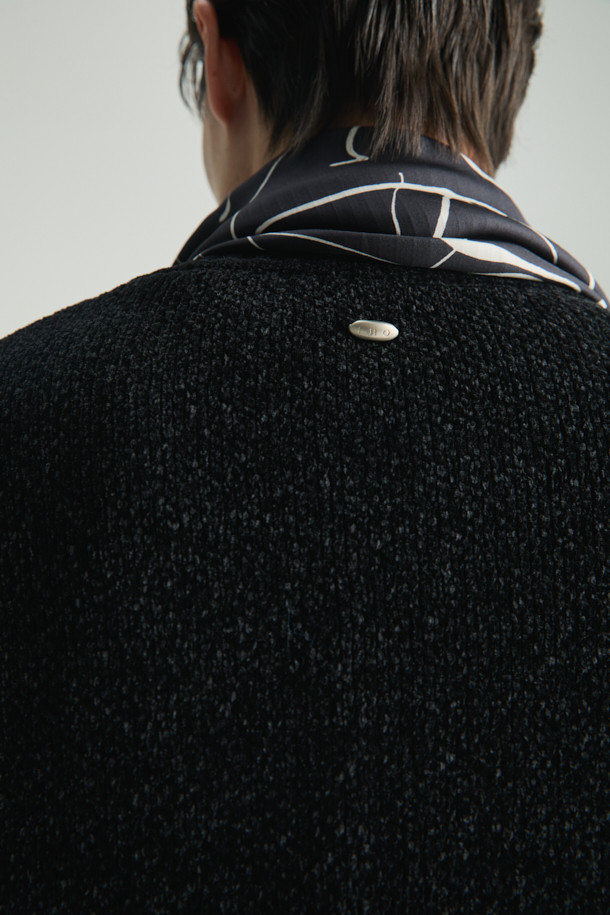 Reflet(흐흘레) 셔닐 집업 가디건은 간절기에 세련된 스타일을 연출하기 좋은 여성용 니트 가디건입니다. 부드러운 셔닐 원사를 사용하여 은은한 광택감과 고급스러운 촉감을 선사하며, 카라리스 디자인과 무지 패턴으로 미니멀하고 시크한 분위기를 더합니다. 세미 오버핏으로 편안하게 착용 가능하며, 블랙 컬러로 다양한 룩에 매치하기 용이합니다. 크롭 기장과 긴 소매, 사이드 포켓 디테일이 실용성을 더하여 일상에서 활용하기 좋습니다.
