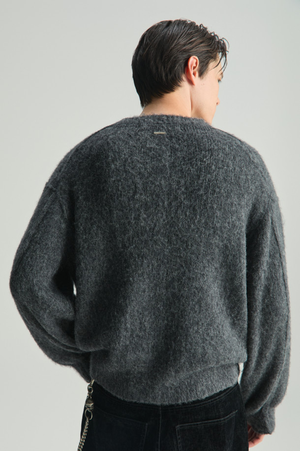 Auras(오라스) 헤어리 니트 풀오버는 부드러운 촉감의 헤어리한 표면감이 돋보이는 겨울용 니트입니다. 아크릴, 알파카, 나일론, 모 혼방 소재로 제작되어 따뜻하고 포근한 착용감을 선사합니다. 오버핏 크롭 기장과 라운드넥 디자인으로 베이직하면서도 미니멀, 클래식, 캐주얼 스타일을 모두 소화할 수 있습니다. 톤 다운된 그레이 컬러와 긴 소매 기장으로 다양한 룩에 활용하기 좋으며, 집콕룩으로 편안하게 즐기기에도 적합합니다. 
