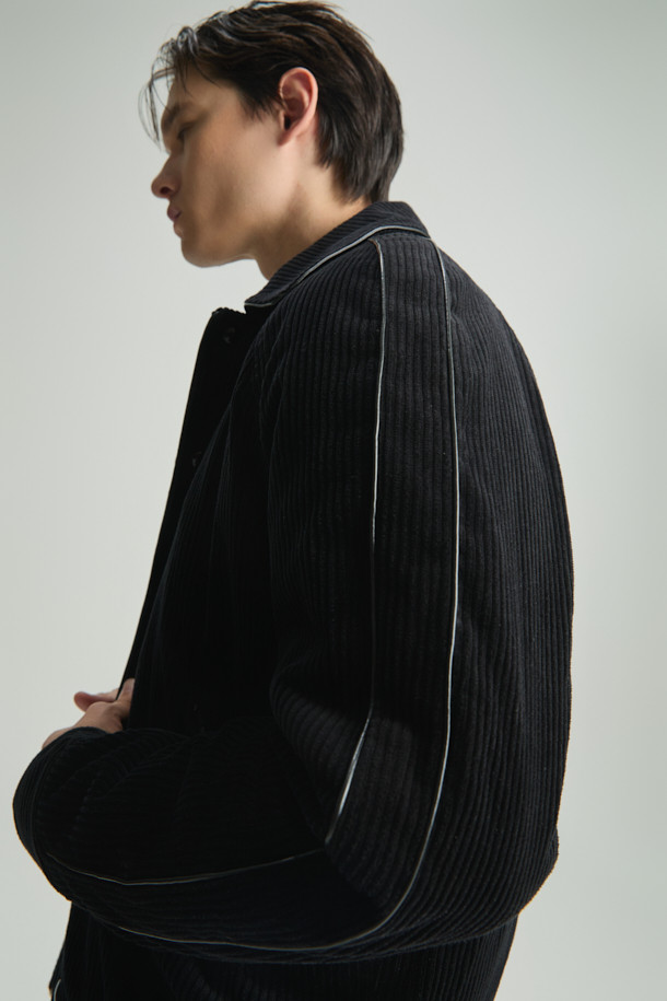 VLAS (블라스) 코듀로이 블루종은 가을과 겨울, 출근룩과 모임룩, 그리고 캐주얼, 미니멀, 클래식한 스타일을 모두 아우르는 아우터입니다. 부드러운 촉감의 코듀로이, 면, 레이온 혼방 소재로 제작되었으며, 세미 오버핏의 크롭 기장으로 트렌디한 핏을 연출합니다. 무지 디자인에 블랙 컬러로 어떤 옷에도 쉽게 매치할 수 있으며, 버튼 여밈과 실용적인 포켓 디테일이 돋보입니다. 긴 소매 기장으로 보온성을 높였으며, 데일리룩에 활용하기 좋은 아이템입니다.
