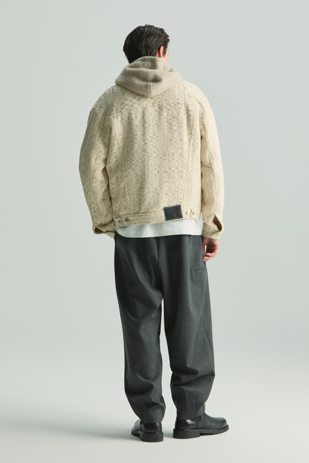 SSLOFISPE (에스에스엘오피에스이) 멜란지 트러커 재킷은 가을, 겨울 시즌에 어울리는 캐주얼하고 베이직한 스타일의 아우터입니다. 멜란지 컬러의 자가드 패턴이 특징이며, 크롭 기장과 버튼 여밈 방식을 갖춘 정핏 디자인입니다. 면과 폴리에스터 혼방 소재로 제작되어 편안한 착용감을 선사하며, 레이어드하여 다양한 스타일을 연출할 수 있습니다. 출근룩과 모임룩, 두 가지 TPO에 적합하며, 미니멀한 스타일을 즐기는 분들께 추천합니다. 24FW 시즌 베스트셀링 아이템으로, 활용도가 높아 소장 가치를 더합니다.
