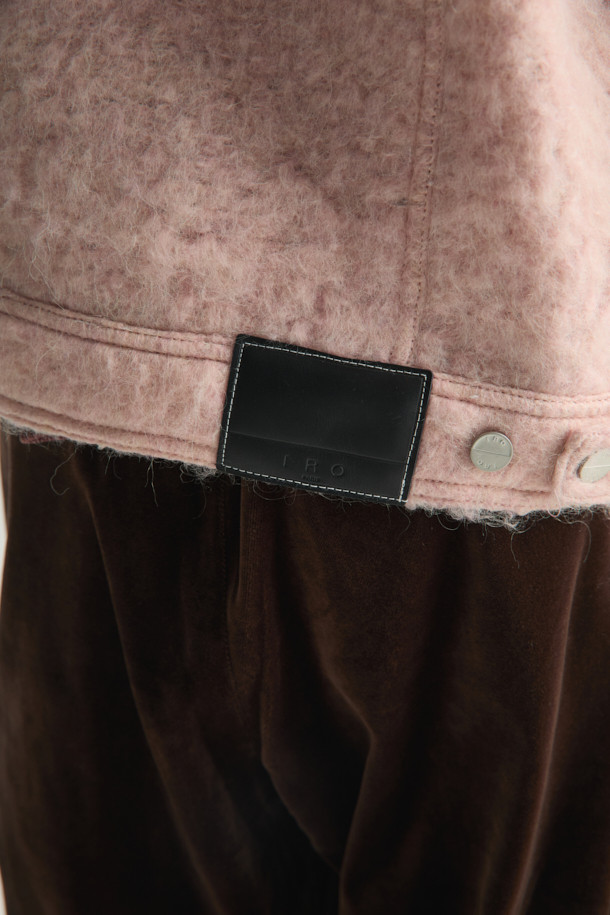 LOFISPE2 (로피스페2) 헤어리 트러커 재킷은 부드러운 촉감의 헤어리 원단으로 제작되어 가을, 겨울 시즌에 따뜻하게 착용하기 좋은 아우터입니다. 스카이블루와 핑크 두 가지 색상으로 출시되었으며, 캐주얼 스타일을 연출하기에 적합합니다. 레귤러핏에 크롭 기장으로 디자인되어 트렌디한 감각을 더했습니다. 모, 폴리에스터, 아크릴 혼방 소재에 면 안감으로 편안한 착용감을 선사합니다. 버튼 여밈 방식의 무지 디자인으로 미니멀하고 클래식한 분위기를 연출할 수 있습니다.
