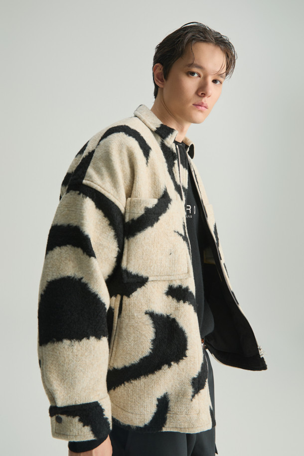 MOFUSPE(모푸스페) 지브라 ZIP-UP 셔켓은 가을, 겨울 시즌 남성들을 위한 캐주얼 셔켓입니다. 오버핏 디자인에 베이지, 블랙 두 가지 색상으로 출시되었으며, 지브라 패턴이 돋보이는 유니크한 스타일을 연출합니다. 두꺼운 두께감과 부드러운 촉감의 폴리에스터, 아크릴, 모 혼방 소재로 제작되어 따뜻하게 착용할 수 있습니다. 집업 스타일과 가슴 포켓 디테일이 실용성을 더하며, 데이트룩, 모임룩 등 다양한 TPO에 활용 가능합니다. 안감은 면으로 처리되어 편안한 착용감을 선사합니다.
