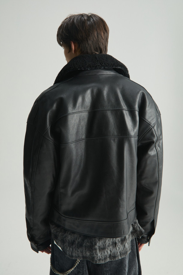 ORENSE(오렌세) 양가죽 카라 탈부착 항공 점퍼는 가을과 겨울, 출근룩과 모임룩을 위한 시크하고 미니멀한 스타일의 아우터입니다. 부드러운 양가죽 소재로 제작되어 고급스러운 촉감을 선사하며, 블랙 컬러의 무지 디자인으로 어떤 옷에도 잘 어울립니다. 크롭 기장의 항공 점퍼 스타일로, 긴 소매와 집업 여밈 방식이 특징입니다. 카라 탈부착이 가능하여 다양한 스타일 연출이 가능하며, 안감은 레이온으로 마감되어 편안한 착용감을 제공합니다.
