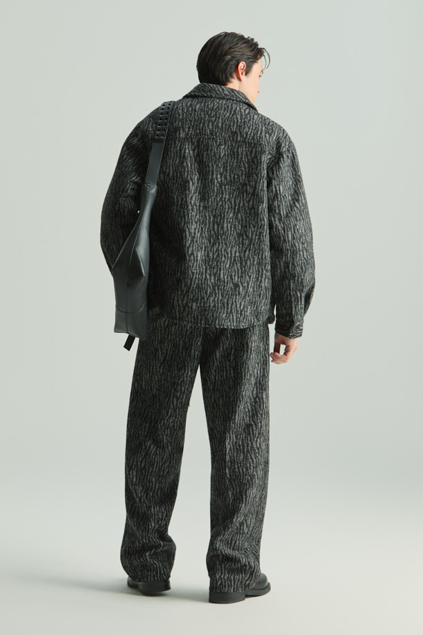 ZACCK(자크) 지브라 와이드 팬츠는 가을, 겨울 시즌에 어울리는 베이직 스타일의 와이드 핏 바지입니다. 블랙과 그레이 두 가지 색상으로 출시되어 다양한 상의와 손쉽게 매치할 수 있습니다. 아크릴, 폴리에스터, 모, 알파카 혼방 소재로 제작되어 따뜻하고 편안한 착용감을 선사합니다. 지브라 패턴으로 포인트를 더해, 클래식, 미니멀, 캐주얼 등 폭넓은 스타일을 소화하며 출근룩, 모임룩으로 활용하기 좋습니다.
