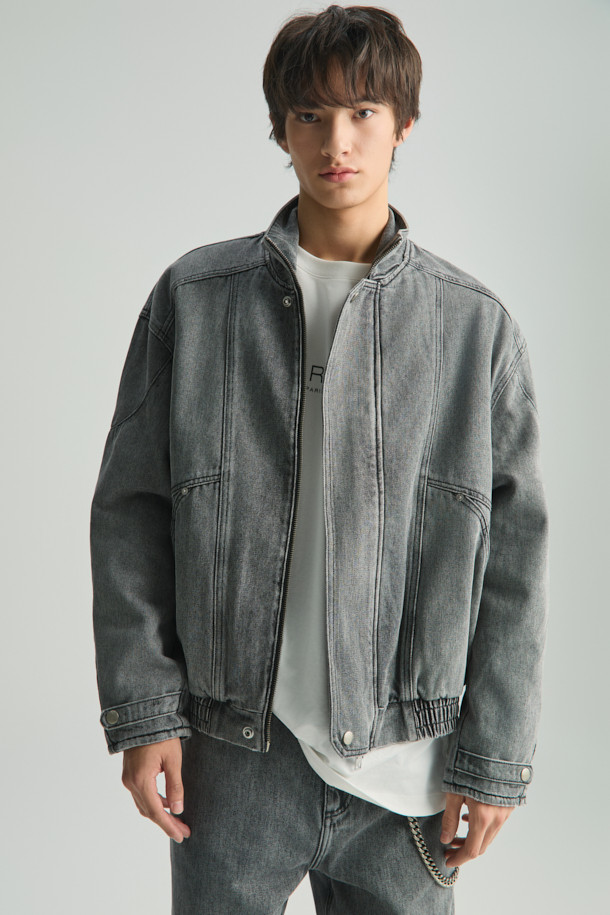 GISILO(지실로) 워시드 데님 바이크 점퍼는 캐주얼 및 스트릿 스타일을 즐기는 분들을 위한 아우터입니다. 그레이 컬러의 데님 소재에 워싱 처리하여 빈티지한 멋을 더했으며, 봄, 가을 간절기에 착용하기 좋습니다. 크롭 기장에 레귤러핏으로 제작되었으며, 집업 방식으로 간편하게 입고 벗을 수 있습니다. 사선 포켓과 바이크 스타일 절개가 특징이며, 폴리에스터와 면 혼방의 안감으로 편안한 착용감을 제공합니다. 긴 소매 기장의 데님 점퍼로 다양한 스타일 연출에 활용할 수 있습니다.
