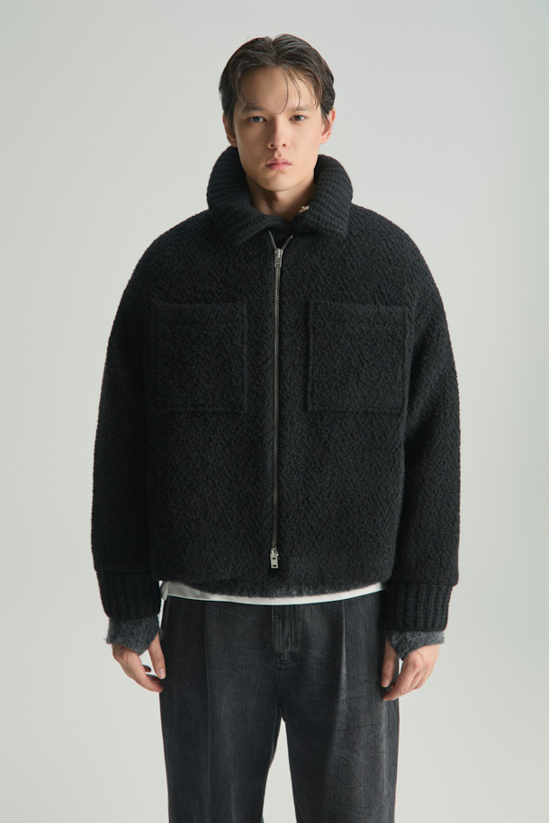 SANOBSPE(사놉스페) 니트 하이브리드 ZIP-UP(집업) 자켓은 가을과 겨울, 일상에서 착용하기 좋은 아우터입니다. 블랙 컬러의 헤링본 패턴이 특징이며, 세미 오버핏의 크롭 기장으로 스타일리시함을 더했습니다. 부드러운 촉감의 두꺼운 니트 소재로 제작되었으며, 모, 아크릴, 폴리에스터, 나일론, 레이온, 알파카 등 다양한 소재가 혼방되어 보온성을 높였습니다. 2WAY(투웨이) 지퍼와 니트 배색 디테일이 돋보이며, 출근룩, 모임룩, 데이트룩 등 다양한 TPO(티피오)에 클래식, 미니멀, 시크한 스타일을 연출하기 좋습니다. 안감 또한 니트 소재로 제작되어 편안한 착용감을 선사합니다.
