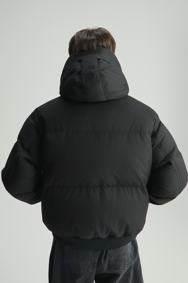 따뜻하고 스타일리시한 겨울을 위한 NIRO (니로) 플리스 배색 다운 점퍼입니다. 캐주얼, 미니멀, 고프코어 스타일을 아우르는 디자인으로, 일상적인 착용은 물론 캠핑룩, 등산룩에도 잘 어울립니다. 부드러운 플리스 소재와 오리솜털 충전재로 뛰어난 보온성을 제공하며, 블랙 컬러의 무지 디자인으로 어떤 옷에도 쉽게 매치할 수 있습니다. 크롭 기장의 오버핏으로 트렌디한 핏을 연출하며, 집업 여밈 방식과 긴 소매로 편안함을 더했습니다.
