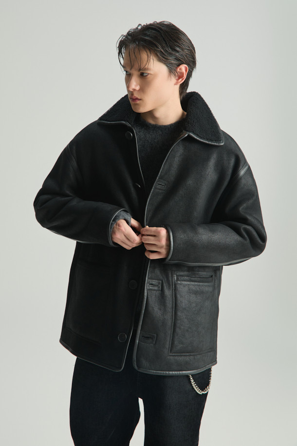 CORRI(코리) 중기장 투 포켓 시어링 재킷은 부드러운 양가죽 소재로 제작되어 뛰어난 착용감을 선사합니다. 블랙 컬러의 무지 디자인에 오버핏 실루엣으로 캐주얼하고 미니멀한 스타일을 연출합니다. 안감은 시어링으로 마감되어 한겨울에도 따뜻하게 착용 가능하며, 두꺼운 이너와 함께 레이어드하여 더욱 포근하게 즐길 수 있습니다. 투 포켓 디자인과 버튼 여밈으로 실용성을 높였으며, 데이트룩이나 연말 모임룩 등 다양한 TPO에 활용 가능합니다. 클래식한 무드까지 더해져 소장 가치를 더하는 아이템입니다.
