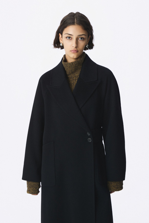 ROVE(로브) 반더블 코트는 여성 고객을 위한 가을, 겨울용 아우터입니다. 블랙 색상의 롱 기장 코트로, 부드러운 촉감의 모, 나일론, 캐시미어 혼방 소재로 제작되었습니다. 클래식하고 미니멀한 스타일을 추구하며, 허리 벨트와 더블 버튼 여밈으로 포인트를 더했습니다. 루즈핏으로 편안하게 착용 가능하며, 출근룩, 오피스룩, 모임룩 등 다양한 TPO에 활용할 수 있습니다. 긴 소매 기장의 무지 디자인으로 시크한 분위기를 연출합니다.
