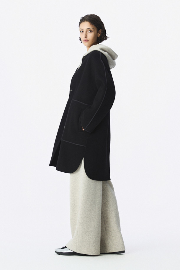 CLAIRE(클레어) 3-in-1 코트는 미니멀하고 클래식한 스타일을 추구하는 여성 고객을 위한 겨울철 필수 아이템입니다. 부드러운 모와 캐시미어 혼방 소재로 제작되어 뛰어난 촉감과 보온성을 자랑하며, 안감은 탈부착 가능한 패딩으로 구성되어 있어 간절기부터 한겨울까지 폭넓게 활용할 수 있습니다. 롱 기장의 레귤러핏 블랙 코트로, 버튼 여밈 방식과 긴 소매 디자인이 특징이며, 출근룩, 오피스룩, 모임룩 등 다양한 TPO에 활용 가능합니다. 가볍고 실용적인 사이드 포켓과 3-in-1 코트 타입으로 스타일과 기능성을 모두 갖춘 아이템입니다.
