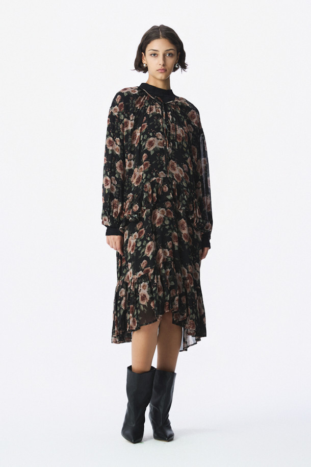 **LEANDRE(리앤드레) 플로럴 러플 드레스**는 여성스러운 무드를 연출하는 플라워 패턴의 롱 슬리브 러플 드레스입니다. 부드러운 레이온 소재와 얇은 두께감으로 봄, 여름 시즌에 시원하게 착용 가능하며, 루즈핏으로 편안한 착용감을 선사합니다. 드롭숄더와 벌룬 소매, 러플 디테일, 플레어 스커트가 우아하고 페미닌한 분위기를 더하며, 시스루 디자인과 스트링넥으로 포인트를 더했습니다. 데이트룩, 모임룩, 휴가룩 등 다양한 TPO에 로맨틱하고 클래식한 스타일로 연출해보세요. 블랙과 브라운 두 가지 색상으로 만나볼 수 있습니다.
