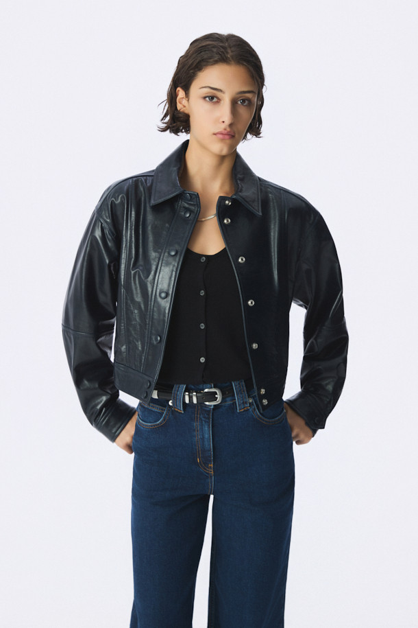 THELIO(델리오) 트러커 가죽 재킷은 일상, 데이트룩, 모임룩에 모두 잘 어울리는 캐주얼 스타일의 간절기용 아우터입니다. 부드러운 소가죽과 레이온 안감으로 제작되어 얇고 가벼운 착용감을 선사하며, 레귤러핏과 크롭 기장으로 세련된 핏을 연출합니다. 셔츠형 디자인에 스냅 버튼 여밈 방식, 그리고 은은한 광택감이 돋보여 미니멀, 클래식한 스타일을 선호하는 분들께 추천합니다. 무지 디자인으로 어떤 옷에도 쉽게 매치할 수 있어 활용도가 높습니다.
