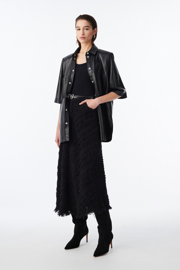 SAMDEN(쌤덴) 트위드 플레어 스커트는 가을, 겨울 시즌을 위한 여성용 롱 스커트입니다. 블랙 컬러의 면, 나일론 혼방 트위드 소재로 제작되어 클래식하고 엘레강스한 분위기를 연출합니다. 뻣뻣한 촉감과 두꺼운 두께감으로 고급스러운 실루엣을 완성하며, 플레어 핏이 여성스러운 매력을 더합니다. 바이어스 컷팅, 프린지 마감, 사이드 및 백 포켓 디테일, 지퍼 클로징으로 실용성과 디자인을 모두 갖춘 아이템입니다. 오피스룩, 모임룩, 연말 모임룩 등 다양한 TPO에 미니멀하고 시크하게 스타일링할 수 있습니다.
