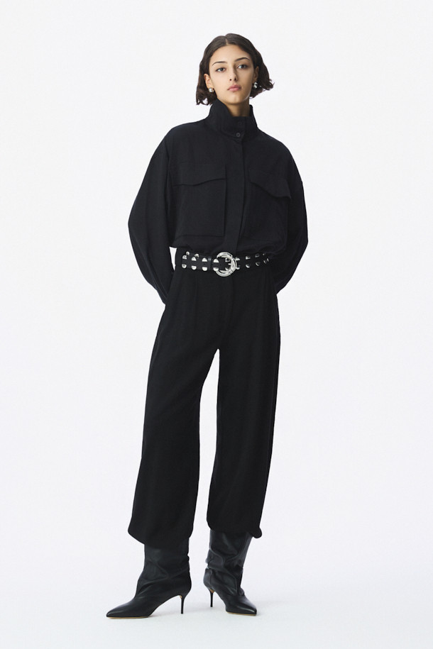 세련된 스타일을 완성하는 AXELLE(아셀) 테이퍼드 팬츠입니다. 블랙 컬러의 레이온 소재로 제작되어 부드러운 착용감을 선사하며, 사계절 내내 활용하기 좋습니다. 클래식하고 미니멀한 디자인으로 오피스룩, 출근룩, 모임룩 등 다양한 TPO에 매치하기 용이합니다. 하이웨이스트 디자인과 프론트 턱 디테일이 세련된 실루엣을 연출하며, 밑단 버튼 탭과 사이드 포켓, 벨트 고리가 실용성을 더합니다. 테이퍼드 핏으로 다리가 길어 보이는 효과를 주며, 시크한 스타일을 완성할 수 있습니다.
