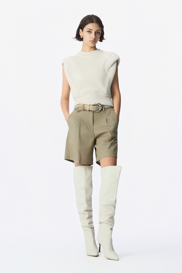 SOLENNE(솔렌느) 테일러 버뮤다 쇼츠는 여성용 바지로, 봄, 여름 시즌에 어울리는 베이지 컬러의 미니멀하고 클래식한 스타일을 연출합니다. 면, 레이온, 모 혼방의 탄탄한 소재로 제작되었으며, 중간 두께감에 레귤러 핏으로 편안하게 착용 가능합니다. 하이라이즈 디자인과 앞 턱 디테일, 플라이 지퍼, 벨트 고리, 백 웰트 포켓 등의 특징으로 세련된 실루엣을 완성합니다. 데이트룩, 오피스룩, 비즈니스 캐주얼 등 다양한 TPO에 시크하게 매치하여 스타일리시한 룩을 연출해보세요.
