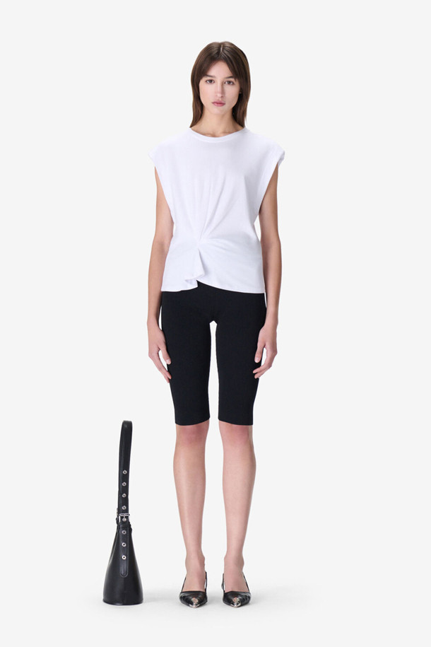 EIRLYS(에일리스) 꼬임 티셔츠는 여성스러운 무드를 연출하는 오프숄더 디자인의 티셔츠입니다. 부드러운 레이온, 면, 나일론 혼방 소재로 제작되어 얇고 시원하며, 봄, 여름에 착용하기 좋습니다. 허리 꼬임 디테일과 숄더 패딩이 더해져 슬림핏을 더욱 돋보이게 합니다. 미니멀하고 모던한 스타일로 데이트룩, 카페룩, 휴가룩 등 다양한 TPO에 활용하기 좋습니다. 무지 디자인의 화이트 컬러로 어떤 하의와도 쉽게 매치할 수 있습니다.
