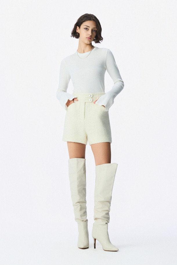 ERSILIA (에르실리아) 립 롱 티셔츠는 베이직 스타일의 여성 상의입니다. 면과 폴리우레탄 혼방 소재로 제작되어 편안한 착용감을 선사합니다. 라운드넥에 긴 소매, 슬림핏으로 디자인되었으며, 롱 기장으로 트렌디함을 더했습니다. 소매 끝단 슬릿 디테일이 돋보이며, 미니멀, 클래식, 캐주얼 룩에 모두 잘 어울립니다. 무지 디자인으로 다양한 스타일 연출에 활용하기 좋습니다.
