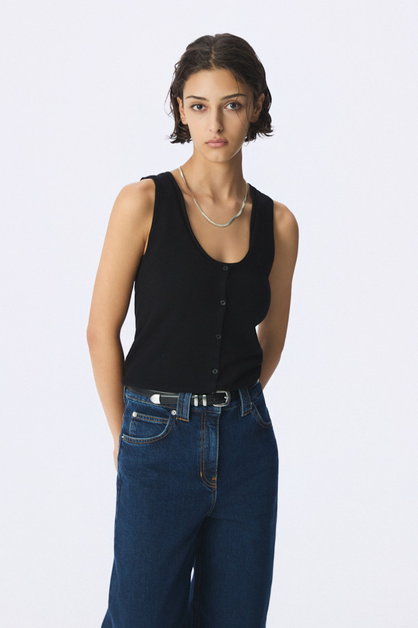 MAURYNE(모린) 버튼 니트 탱크탑은 부드러운 레이온과 폴리에스터 혼방 소재로 제작되어 편안한 착용감을 선사합니다. 라운드넥과 민소매 디자인으로 시원하게 입을 수 있으며, 얇은 두께감으로 봄, 여름철 이너웨어로 활용하기 좋습니다. 베이직한 디자인에 버튼 디테일이 더해져 미니멀, 클래식, 캐주얼 등 다양한 스타일을 연출할 수 있습니다. 데이트룩 또는 모임룩으로 활용하여 여성스러운 매력을 뽐내 보세요.
