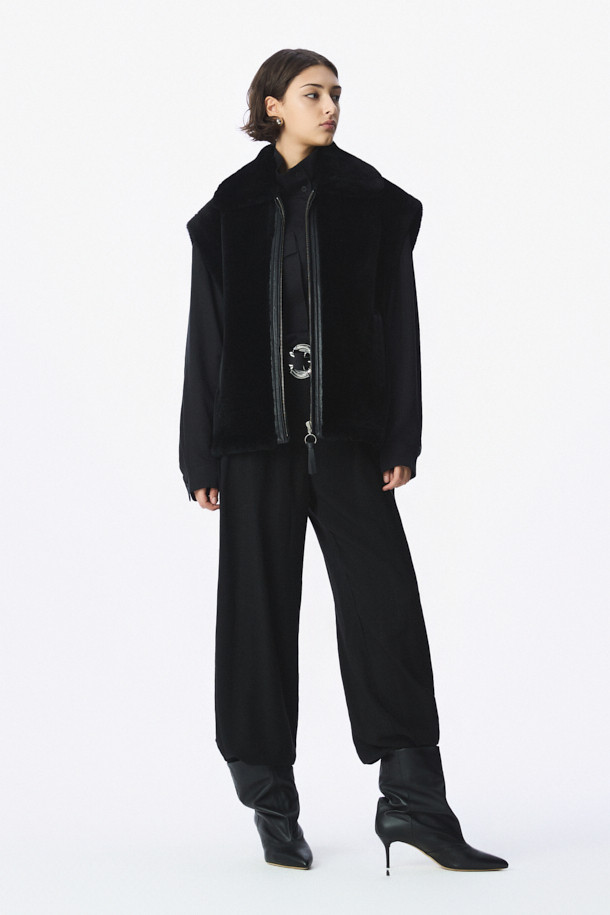 **BETHANY (베서니) 시어링 베스트**는 겨울철 포근함과 스타일을 동시에 만족시키는 아우터입니다. 블랙 컬러의 무지 디자인으로 어떤 스타일에도 쉽게 매치할 수 있으며, 캐주얼, 클래식, 미니멀 룩을 연출하기 좋습니다. 천연 가죽 소재에 오버핏으로 제작되어 편안한 착용감을 선사하며, 두꺼운 두께와 시어링 안감으로 보온성을 높였습니다. 지퍼형 여밈 방식과 민소매 디자인으로 레이어링하여 다양한 스타일을 연출할 수 있으며, 출근룩과 모임룩에 활용하기 좋습니다.
