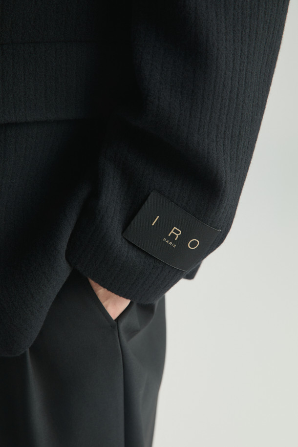 미스트랄(Mistral) 울 스트라이프 패턴 투버튼 재킷은 가을, 겨울 시즌 남성 고객을 위한 클래식 스타일의 아우터입니다. 블랙 컬러에 세미 오버핏으로 제작되었으며, 울, 폴리에스터, 나일론 혼방 소재로 두꺼운 두께감을 제공합니다. 스트라이프 패턴과 싱글 코트 타입, 센터 벤트 디테일이 특징이며, 안감은 폴리에스터로 마감되었습니다. 출근룩, 비즈니스 캐주얼, 모임룩 등 다양한 TPO에 활용 가능하며, 미니멀하고 시크한 스타일을 연출하기 좋습니다.
