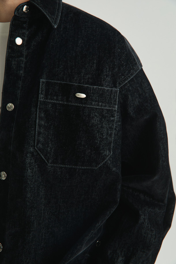 "Lustre(러스트레)" 벨벳 셔켓은 가을, 겨울 시즌에 어울리는 캐주얼 스타일의 여성 아우터입니다. 부드러운 촉감의 면, 레이온 혼방 벨벳 데님 소재로 제작되었으며, 워싱 가공을 통해 빈티지한 멋을 더했습니다. 크롭 기장에 오버핏으로 트렌디한 핏을 연출하며, 블랙 컬러의 무지 디자인으로 어떤 스타일에도 쉽게 매치할 수 있습니다. 사이드 스냅 디테일과 긴 소매가 특징이며, 스냅 버튼 여밈 방식으로 편안하게 착용 가능합니다. 일상에서 편안하고 세련된 스타일을 완성해보세요.
