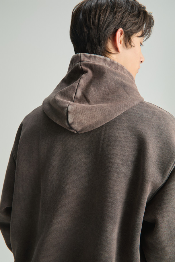 Nuage(누아쥬) 로고 아플리케 다잉 후디는 가먼트 다잉 기법을 사용하여 제작되어 자연스러운 색감과 부드러운 촉감을 선사합니다. 캥거루 포켓과 로고 아플리케 디테일이 돋보이며, 블랙과 그레이 두 가지 색상으로 만나볼 수 있습니다. 캐주얼, 미니멀, 스트리트 스타일을 즐기는 분들께 추천하는 오버핏 후디로, 가을, 겨울철 일상에서 편안하게 착용하기 좋습니다. 집콕룩, 산책룩 등 다양한 TPO에 활용하여 개성 있는 스타일을 연출해보세요.
