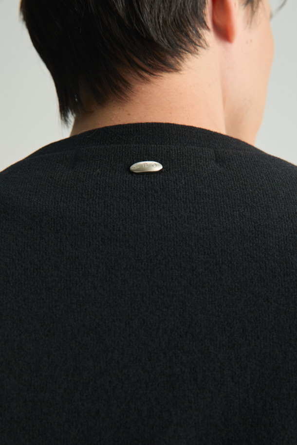 Louple(루플) 울져지 스웻셔츠는 일상, 출근룩, 모임룩에 모두 잘 어울리는 베이직 스타일의 스웻셔츠입니다. 일본 'Oharayaseni(오하라야세니)'사의 울 혼방 져지 소재를 사용하여 부드러운 촉감과 뛰어난 보온성을 제공합니다. 라운드넥과 오버핏 디자인으로 편안한 착용감을 선사하며, IRO(이로) 시그니처 아플리케 디테일로 포인트를 더했습니다. 블랙 컬러의 무지 디자인으로 어떤 스타일에도 쉽게 매치할 수 있으며, 사이드 포켓과 셋업 가능한 실용성을 갖춘 아이템입니다. 가을, 겨울 시즌에 활용하기 좋은 긴소매 스웻셔츠입니다.
