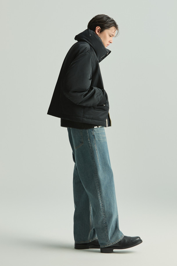 Avius (아비우스) 넥 워머 MA-1 항공 점퍼는 미니멀한 스타일을 추구하는 분들을 위한 겨울철 필수 아이템입니다. 블랙 컬러의 무지 디자인으로 어떤 옷에도 쉽게 매치할 수 있으며, 출근룩이나 여행룩에 모두 잘 어울립니다. 두꺼운 두께감과 프리마로프트 및 거위털 충전재를 사용하여 보온성을 극대화했으며, 넥 워머가 포함되어 있어 더욱 따뜻하게 착용할 수 있습니다. 안감은 폴리에스터 소재로 제작되었으며, 오버핏으로 편안한 착용감을 제공합니다. 집업 방식의 긴소매 크롭 기장 항공 점퍼입니다.
