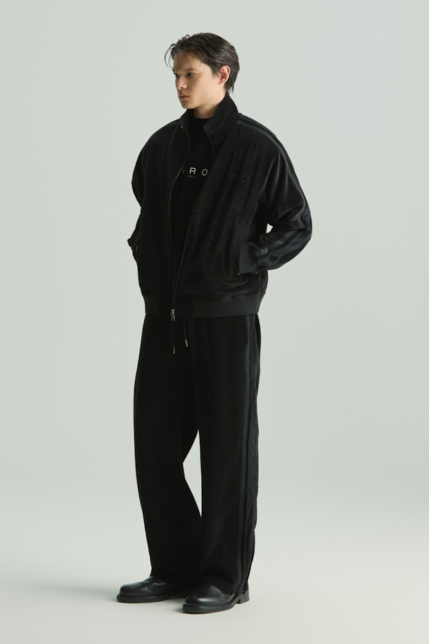 "Mousse(무스) 헤어리 후드 점퍼"는 부드러운 헤어리 질감이 돋보이는 캐주얼 스타일의 오버핏 점퍼입니다. 가을, 겨울 시즌에 어울리는 두꺼운 두께감으로 보온성을 높였으며, 블랙 컬러의 무지 디자인으로 어떤 룩에도 쉽게 매치할 수 있습니다. 후드와 가죽 스트링 디테일이 특징이며, 크롭 기장으로 트렌디함을 더했습니다. 캠핑룩, 산책룩 등 다양한 TPO(Time, Place, Occasion)에 활용 가능하며, 미니멀, 시티보이 스타일을 즐겨 입는 분들께 추천합니다.
