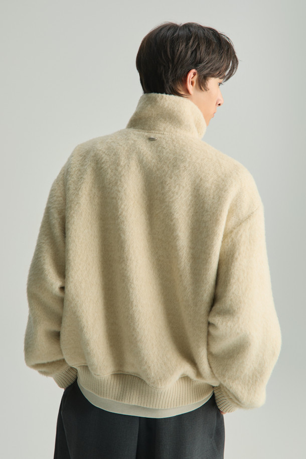 **Mousse(무스) 헤어리 하이넥 점퍼**는 겨울철 포근함을 선사하는 아우터입니다. 부드러운 촉감의 모, 아크릴, 폴리에스터, 나일론 혼방 소재로 제작되어 따뜻하고 편안한 착용감을 제공합니다. 오버핏 디자인에 하이넥 스타일로, 클래식, 미니멀, 캐주얼 등 다양한 스타일에 활용 가능하며, 출근룩으로도 손색없습니다. 안감은 폴리에스터를 사용하여 활동성을 높였으며, 니트 배색 디테일로 포인트를 더했습니다. 두꺼운 두께감으로 추운 날씨에도 든든하게 몸을 감싸줍니다.
