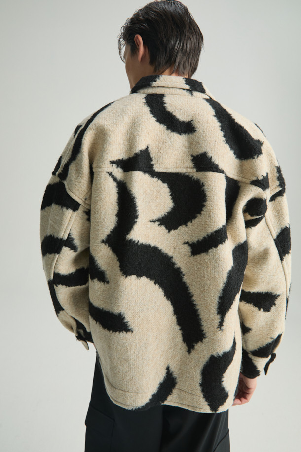 MOFUSPE(모푸스페) 지브라 ZIP-UP 셔켓은 가을, 겨울 시즌 남성들을 위한 캐주얼 셔켓입니다. 오버핏 디자인에 베이지, 블랙 두 가지 색상으로 출시되었으며, 지브라 패턴이 돋보이는 유니크한 스타일을 연출합니다. 두꺼운 두께감과 부드러운 촉감의 폴리에스터, 아크릴, 모 혼방 소재로 제작되어 따뜻하게 착용할 수 있습니다. 집업 스타일과 가슴 포켓 디테일이 실용성을 더하며, 데이트룩, 모임룩 등 다양한 TPO에 활용 가능합니다. 안감은 면으로 처리되어 편안한 착용감을 선사합니다.
