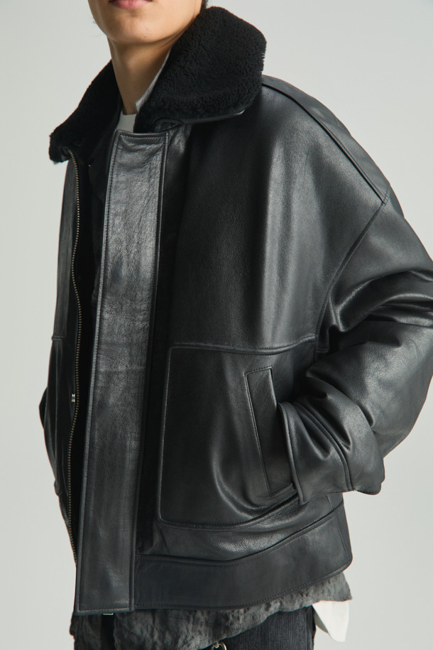 ORENSE(오렌세) 양가죽 카라 탈부착 항공 점퍼는 가을과 겨울, 출근룩과 모임룩을 위한 시크하고 미니멀한 스타일의 아우터입니다. 부드러운 양가죽 소재로 제작되어 고급스러운 촉감을 선사하며, 블랙 컬러의 무지 디자인으로 어떤 옷에도 잘 어울립니다. 크롭 기장의 항공 점퍼 스타일로, 긴 소매와 집업 여밈 방식이 특징입니다. 카라 탈부착이 가능하여 다양한 스타일 연출이 가능하며, 안감은 레이온으로 마감되어 편안한 착용감을 제공합니다.
