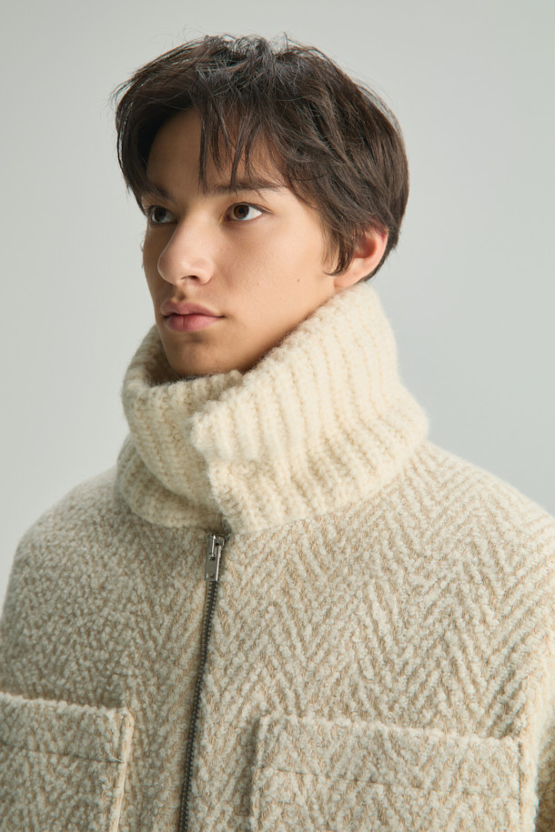 SANOBSPE 니트 하이브리드 ZIP-UP 재킷은 가을, 겨울 시즌을 위한 공용 아우터입니다. 아이보리, 베이지 두 가지 색상으로 출시되었으며, 헤링본 패턴에 부드러운 촉감의 울, 알파카, 아크릴, 폴리에스터, 나일론, 레이온 혼방 소재를 사용하여 보온성을 높였습니다. 세미 오버핏에 레귤러 기장으로 제작되었으며, 2WAY 지퍼 디테일로 실용성을 더했습니다. 출근룩, 모임룩 등 다양한 TPO에 클래식하고 미니멀한 스타일을 연출할 수 있습니다.
