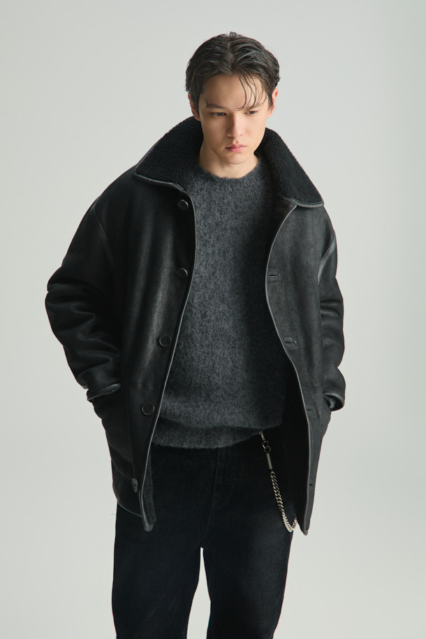 CORRI(코리) 중기장 투 포켓 시어링 재킷은 부드러운 양가죽 소재로 제작되어 뛰어난 착용감을 선사합니다. 블랙 컬러의 무지 디자인에 오버핏 실루엣으로 캐주얼하고 미니멀한 스타일을 연출합니다. 안감은 시어링으로 마감되어 한겨울에도 따뜻하게 착용 가능하며, 두꺼운 이너와 함께 레이어드하여 더욱 포근하게 즐길 수 있습니다. 투 포켓 디자인과 버튼 여밈으로 실용성을 높였으며, 데이트룩이나 연말 모임룩 등 다양한 TPO에 활용 가능합니다. 클래식한 무드까지 더해져 소장 가치를 더하는 아이템입니다.
