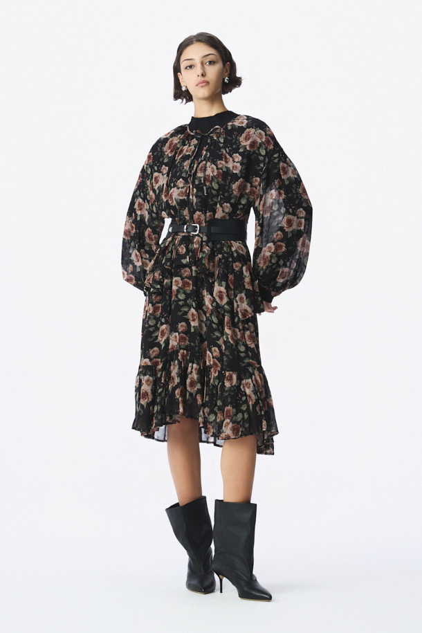 **LEANDRE(리앤드레) 플로럴 러플 드레스**는 여성스러운 무드를 연출하는 플라워 패턴의 롱 슬리브 러플 드레스입니다. 부드러운 레이온 소재와 얇은 두께감으로 봄, 여름 시즌에 시원하게 착용 가능하며, 루즈핏으로 편안한 착용감을 선사합니다. 드롭숄더와 벌룬 소매, 러플 디테일, 플레어 스커트가 우아하고 페미닌한 분위기를 더하며, 시스루 디자인과 스트링넥으로 포인트를 더했습니다. 데이트룩, 모임룩, 휴가룩 등 다양한 TPO에 로맨틱하고 클래식한 스타일로 연출해보세요. 블랙과 브라운 두 가지 색상으로 만나볼 수 있습니다.
