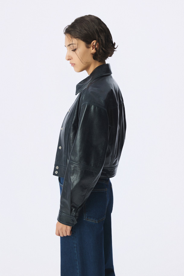 THELIO(델리오) 트러커 가죽 재킷은 일상, 데이트룩, 모임룩에 모두 잘 어울리는 캐주얼 스타일의 간절기용 아우터입니다. 부드러운 소가죽과 레이온 안감으로 제작되어 얇고 가벼운 착용감을 선사하며, 레귤러핏과 크롭 기장으로 세련된 핏을 연출합니다. 셔츠형 디자인에 스냅 버튼 여밈 방식, 그리고 은은한 광택감이 돋보여 미니멀, 클래식한 스타일을 선호하는 분들께 추천합니다. 무지 디자인으로 어떤 옷에도 쉽게 매치할 수 있어 활용도가 높습니다.
