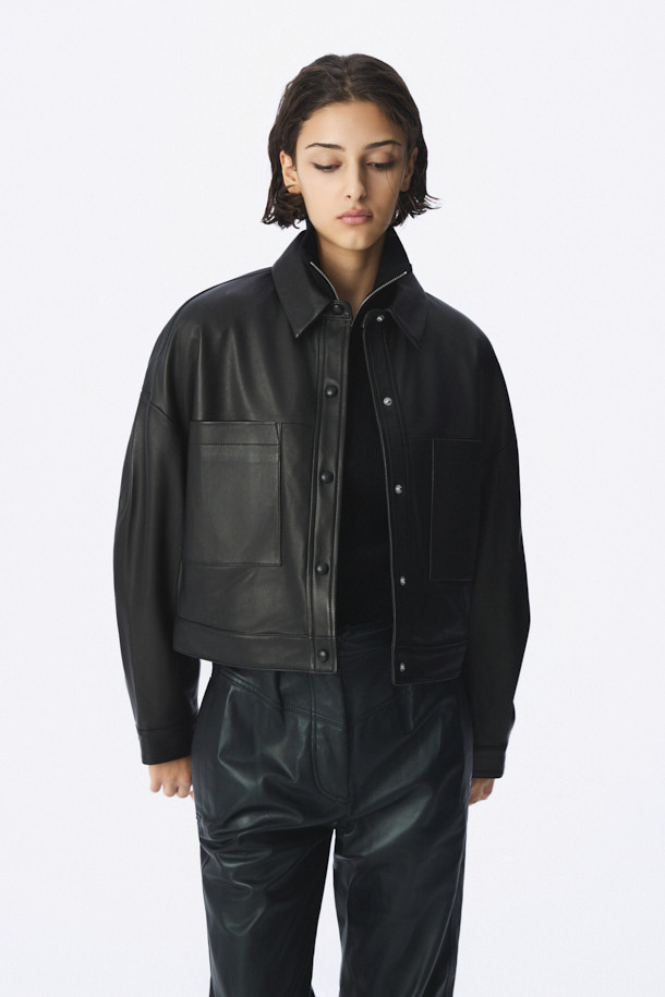 "SASHA(사샤) 가죽 셔켓"은 미니멀하고 캐주얼한 스타일을 추구하는 분들을 위한 셔츠형 아우터입니다. 부드러운 매트 질감의 천연 가죽 소재로 제작되어 봄, 가을 간절기에 활용하기 좋으며, 드롭숄더와 플랫 포켓 디자인이 특징입니다. 오버핏으로 편안하게 착용 가능하며, 스냅 버튼으로 간편하게 여밀 수 있습니다. 데이트룩, 모임룩, 출근룩 등 다양한 TPO에 활용하여 세련된 스타일을 연출해보세요. 안감은 면과 모달 혼방으로 제작되어 부드러운 착용감을 선사합니다.
