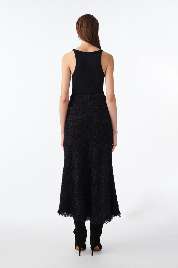 SAMDEN(쌤덴) 트위드 플레어 스커트는 가을, 겨울 시즌을 위한 여성용 롱 스커트입니다. 블랙 컬러의 면, 나일론 혼방 트위드 소재로 제작되어 클래식하고 엘레강스한 분위기를 연출합니다. 뻣뻣한 촉감과 두꺼운 두께감으로 고급스러운 실루엣을 완성하며, 플레어 핏이 여성스러운 매력을 더합니다. 바이어스 컷팅, 프린지 마감, 사이드 및 백 포켓 디테일, 지퍼 클로징으로 실용성과 디자인을 모두 갖춘 아이템입니다. 오피스룩, 모임룩, 연말 모임룩 등 다양한 TPO에 미니멀하고 시크하게 스타일링할 수 있습니다.
